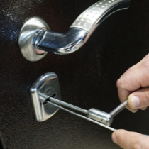 Работа мастера по вскрытию замка